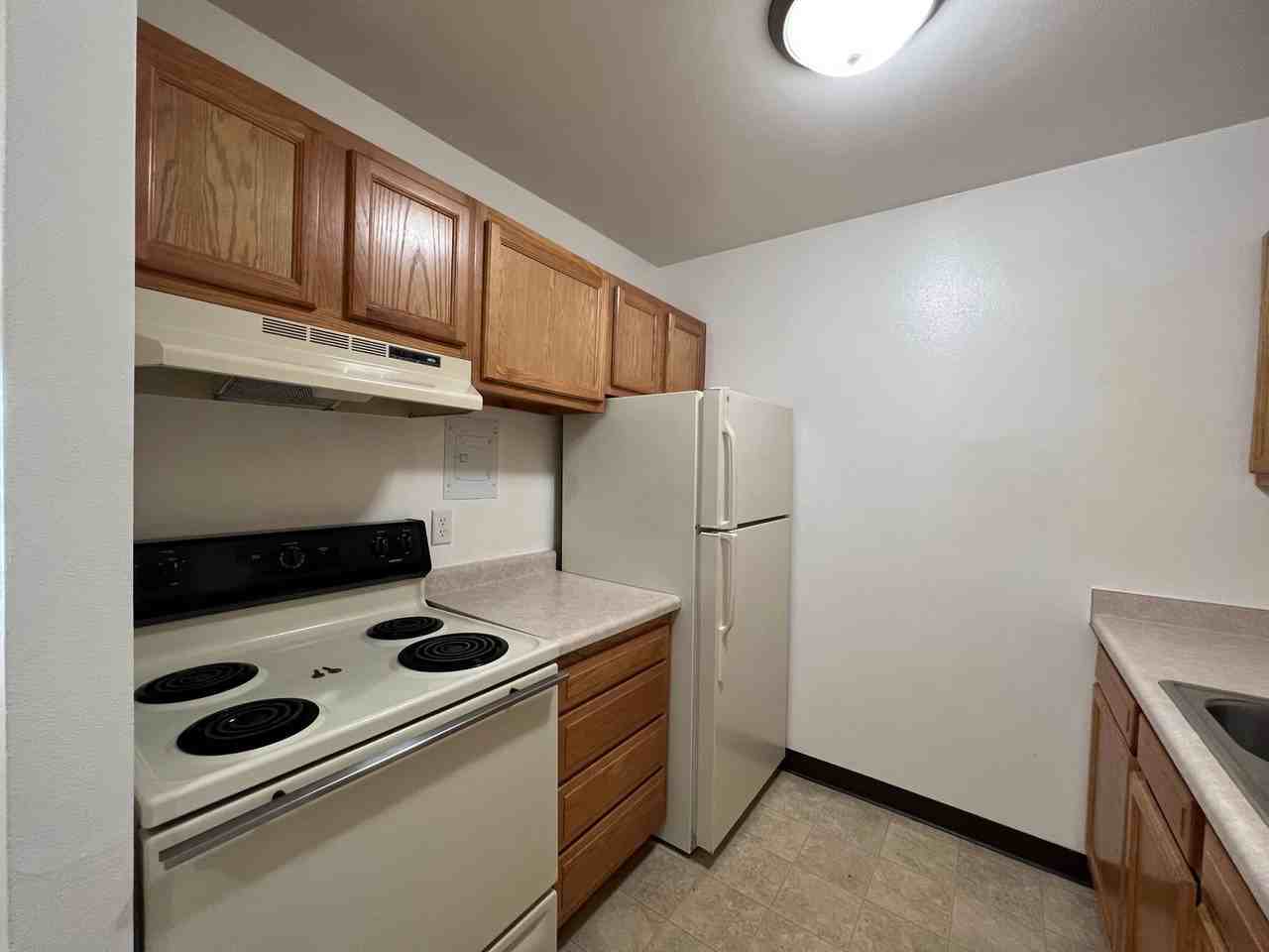 240 CANTERBURY COURT - Photo 3 of 32