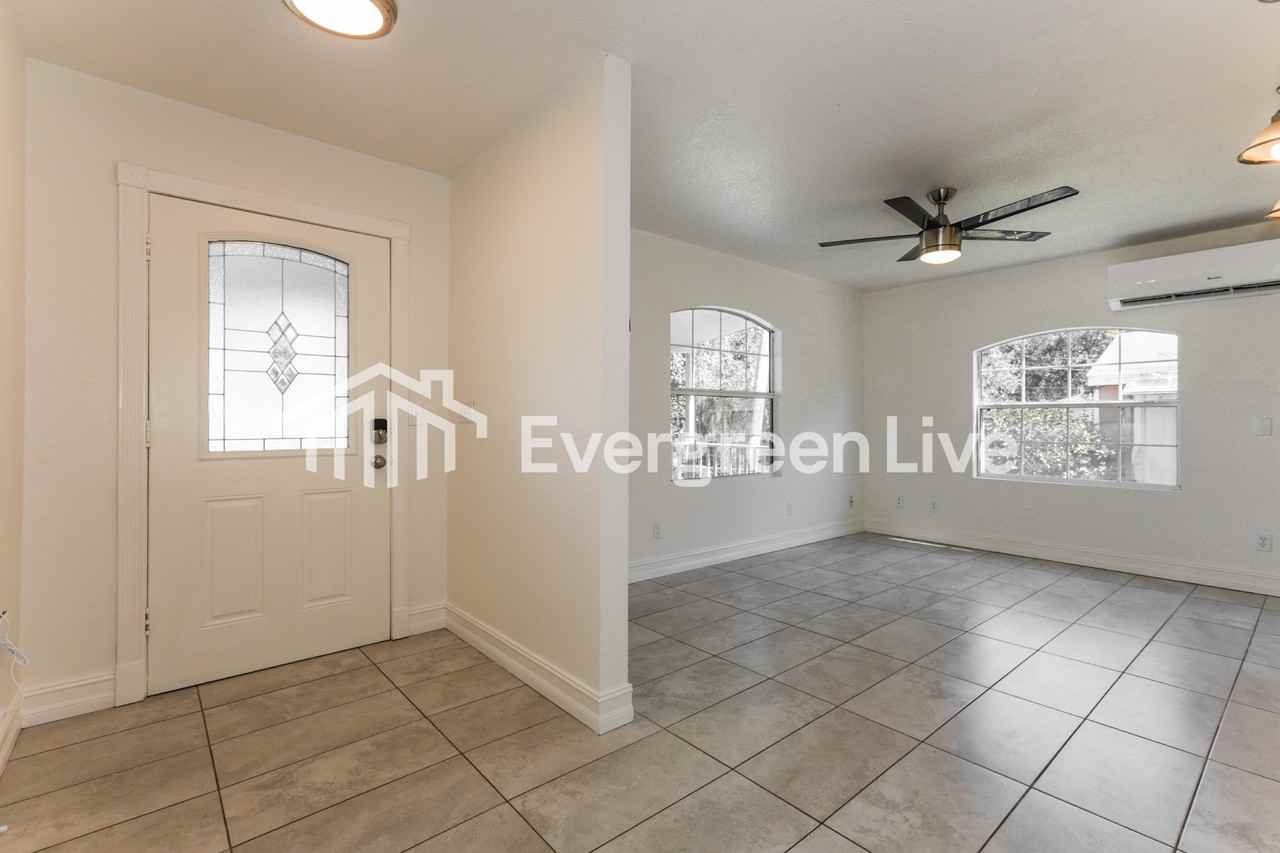 2409 Golfview St - Photo 3 of 15