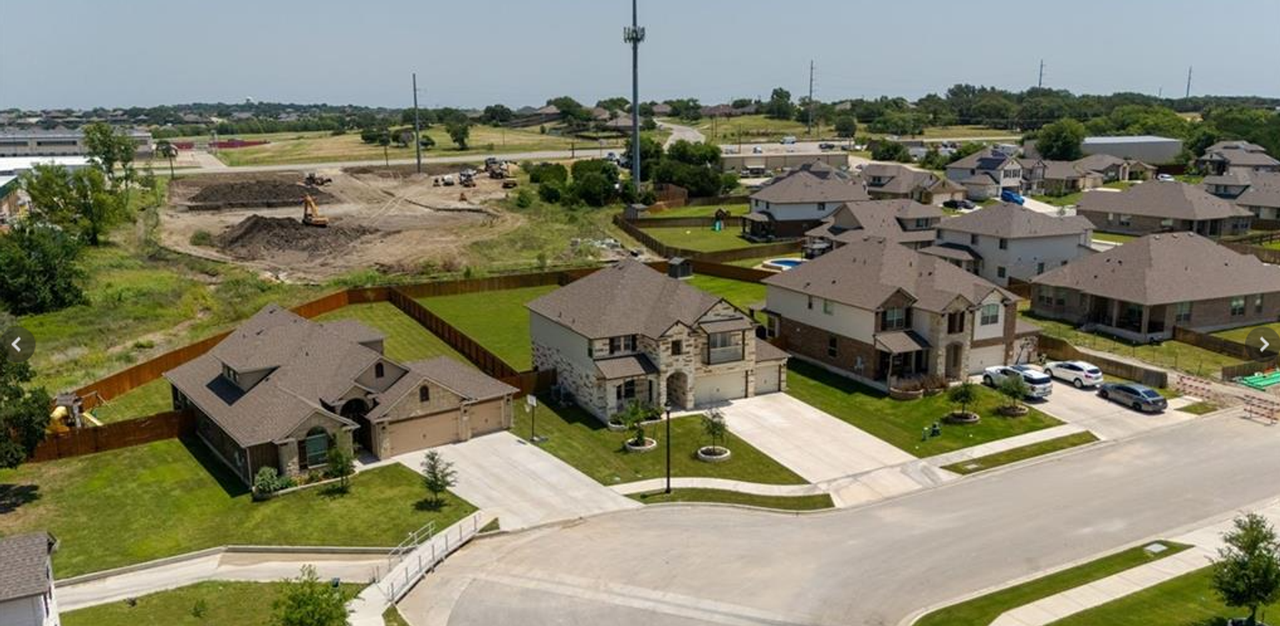 1203 Roma St - Photo 2 of 18