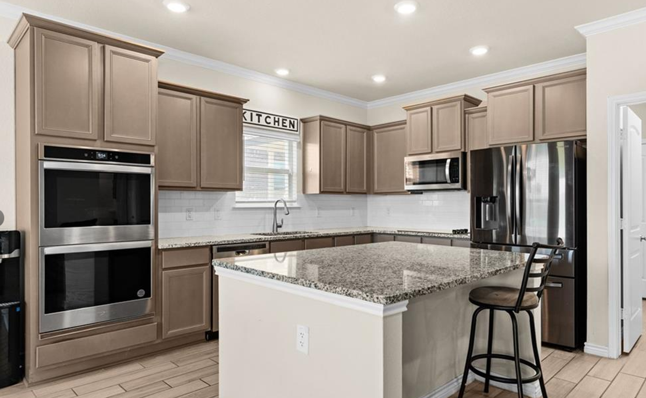 1203 Roma St - Photo 3 of 18