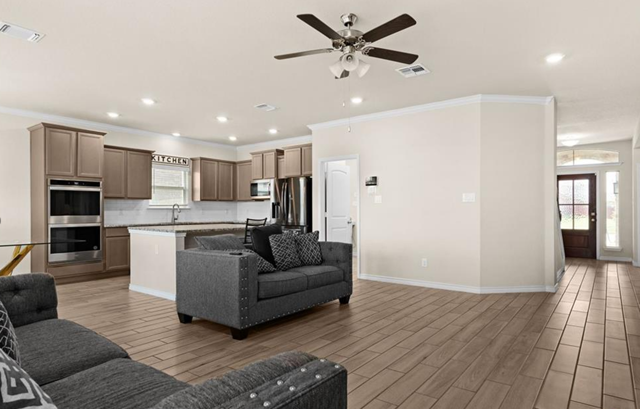 1203 Roma St - Photo 5 of 18