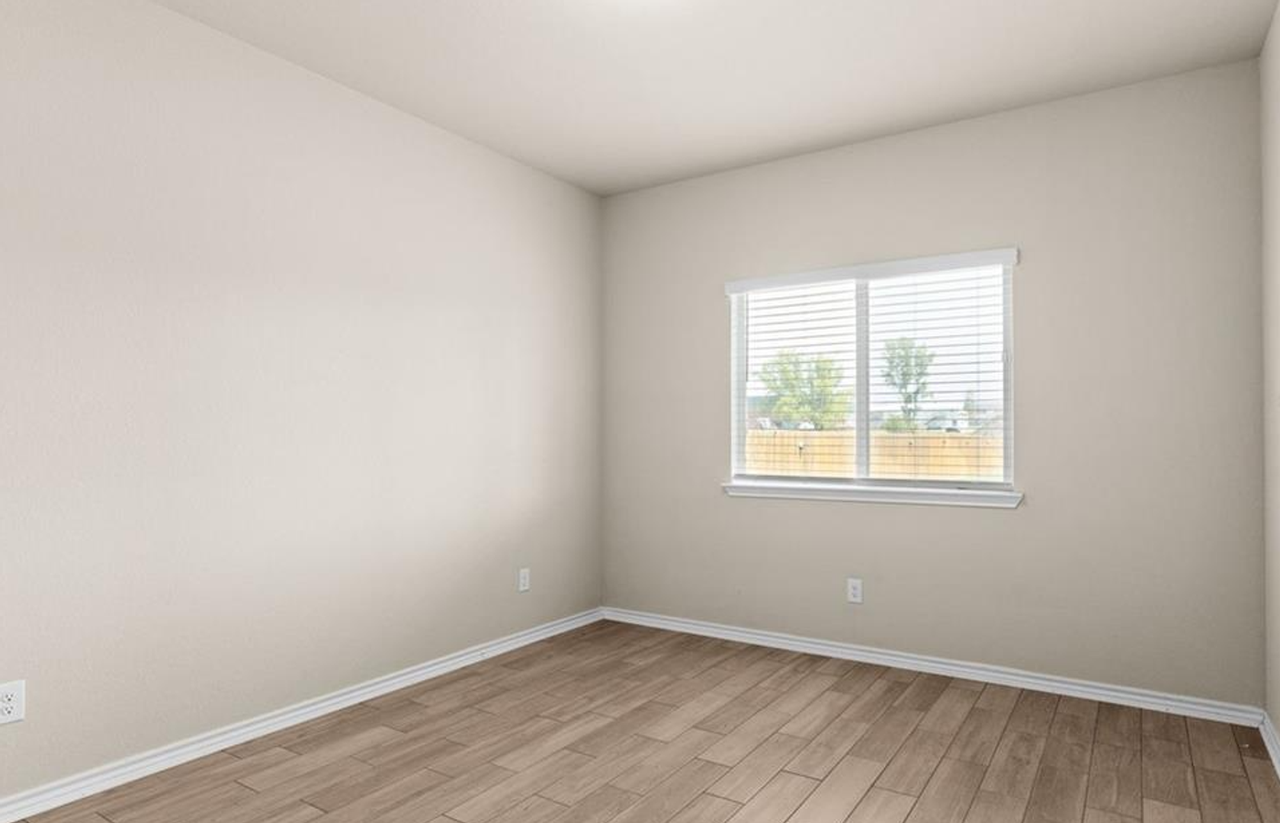 1203 Roma St - Photo 7 of 18