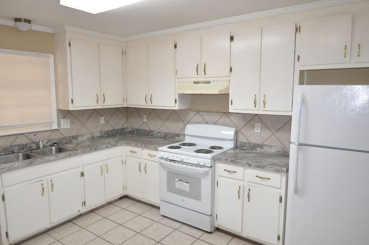 2737 S Wallace Dr - Photo 3 of 15