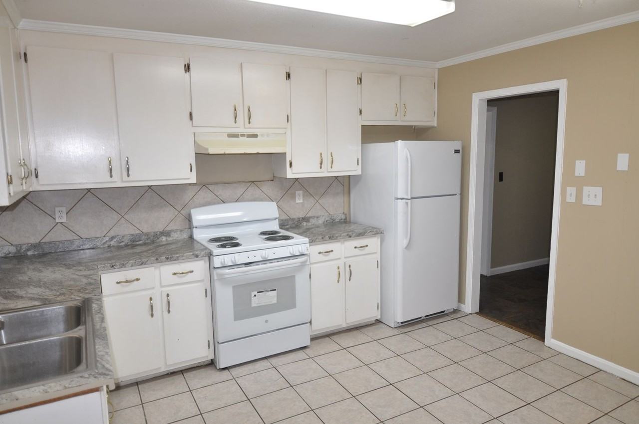 2737 S Wallace Dr - Photo 4 of 15