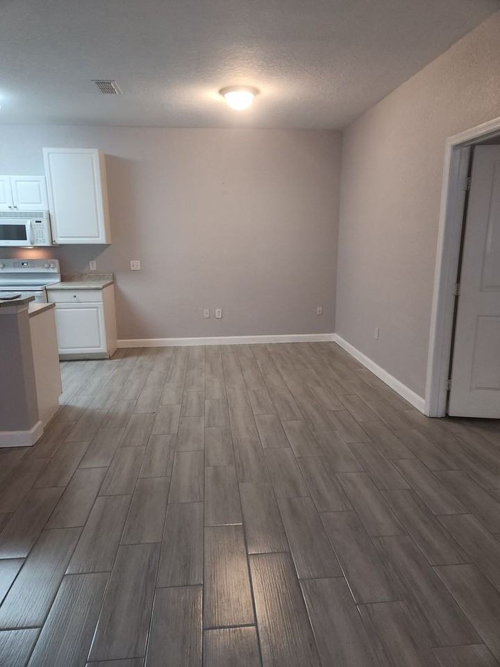 2013 Hemingway Cir - Photo 3 of 7