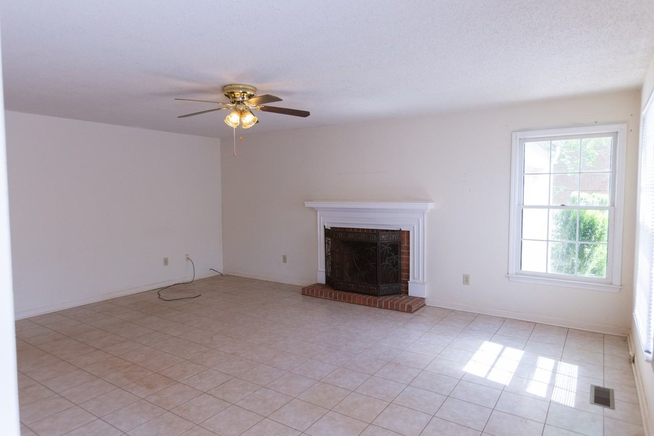 225 Holcomb Dr - Photo 5 of 12