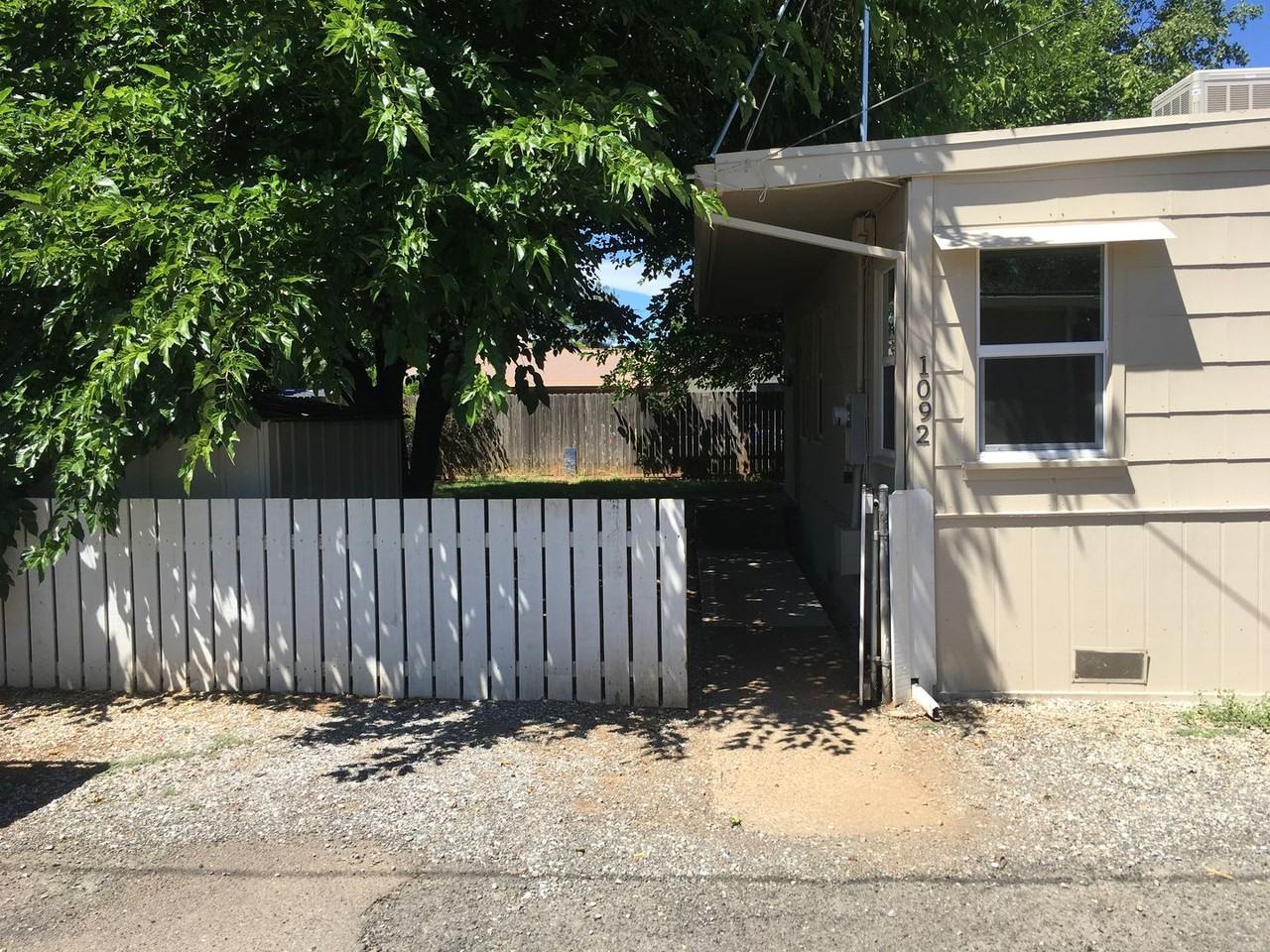 1092 Hawthorne Ave - Photo 2 of 14