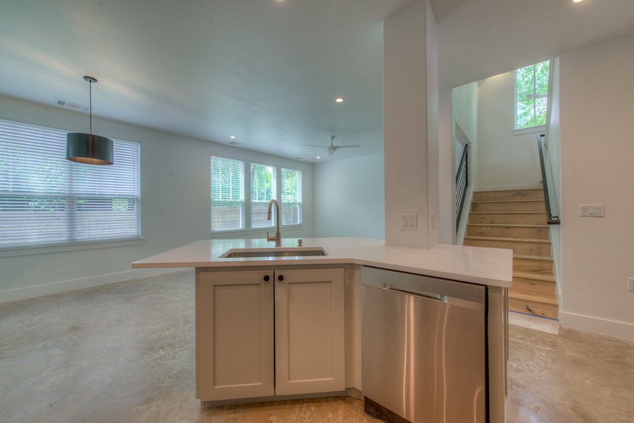 1205 W 22nd St - Photo 7 of 29