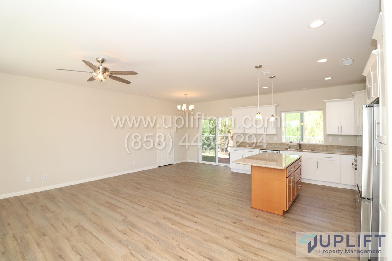 1102 Elm St - Photo 3 of 19