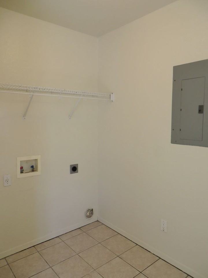 2216 Katy Ln Unit D - Photo 5 of 17