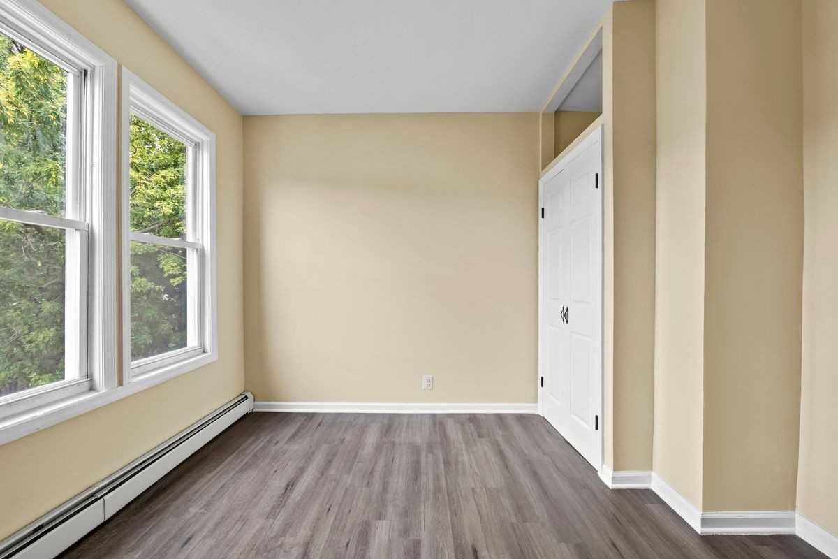 162 Manchester Ave - Photo 2 of 16