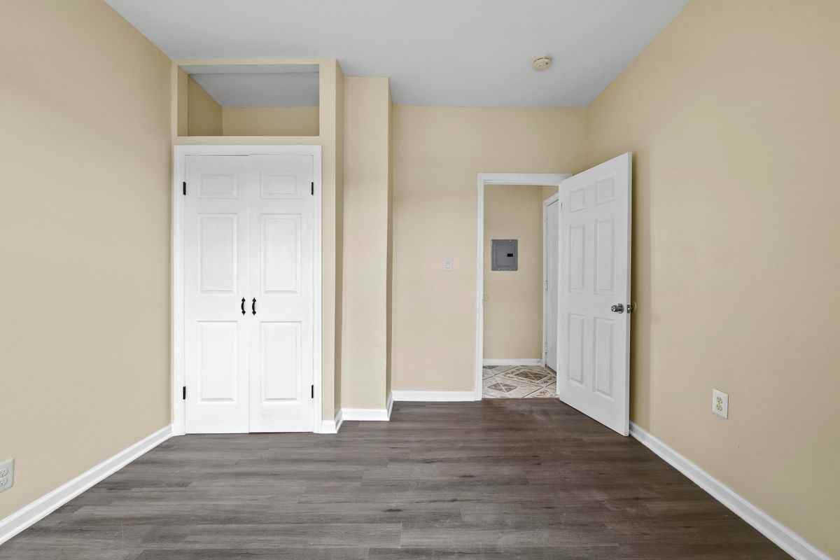 162 Manchester Ave - Photo 3 of 16