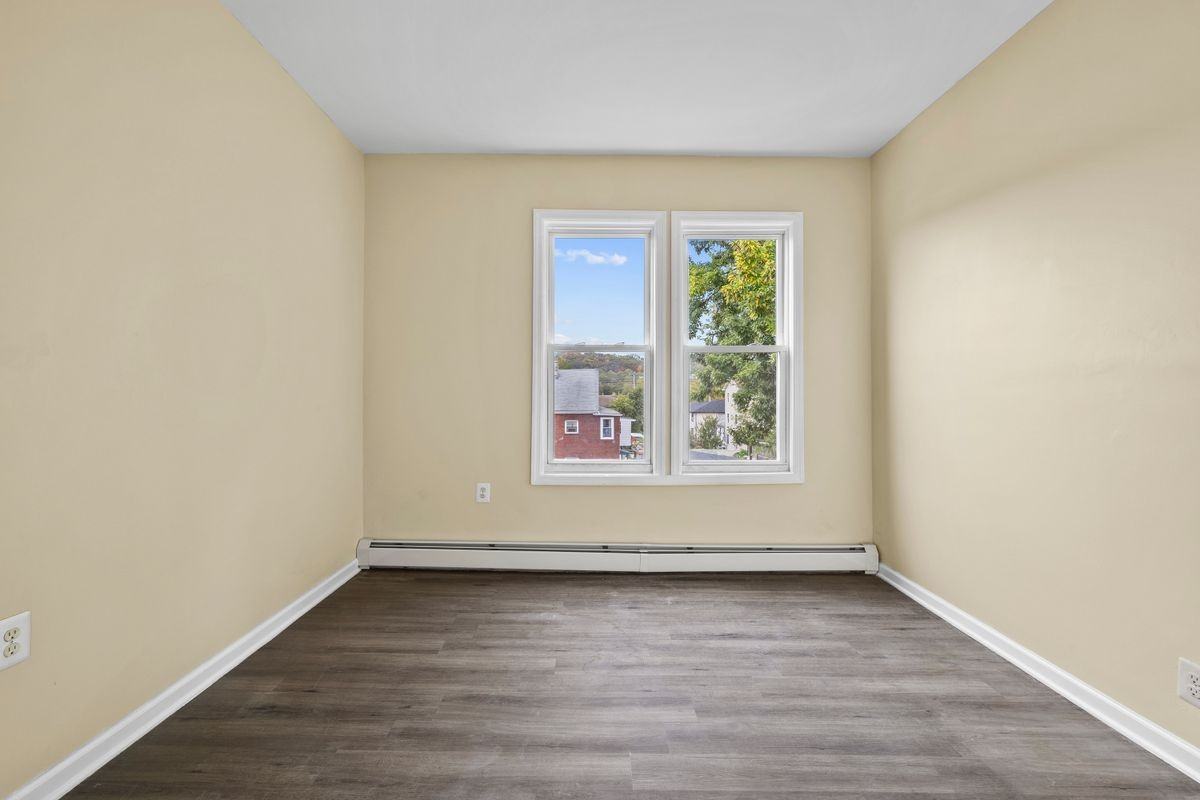 162 Manchester Ave - Photo 4 of 16