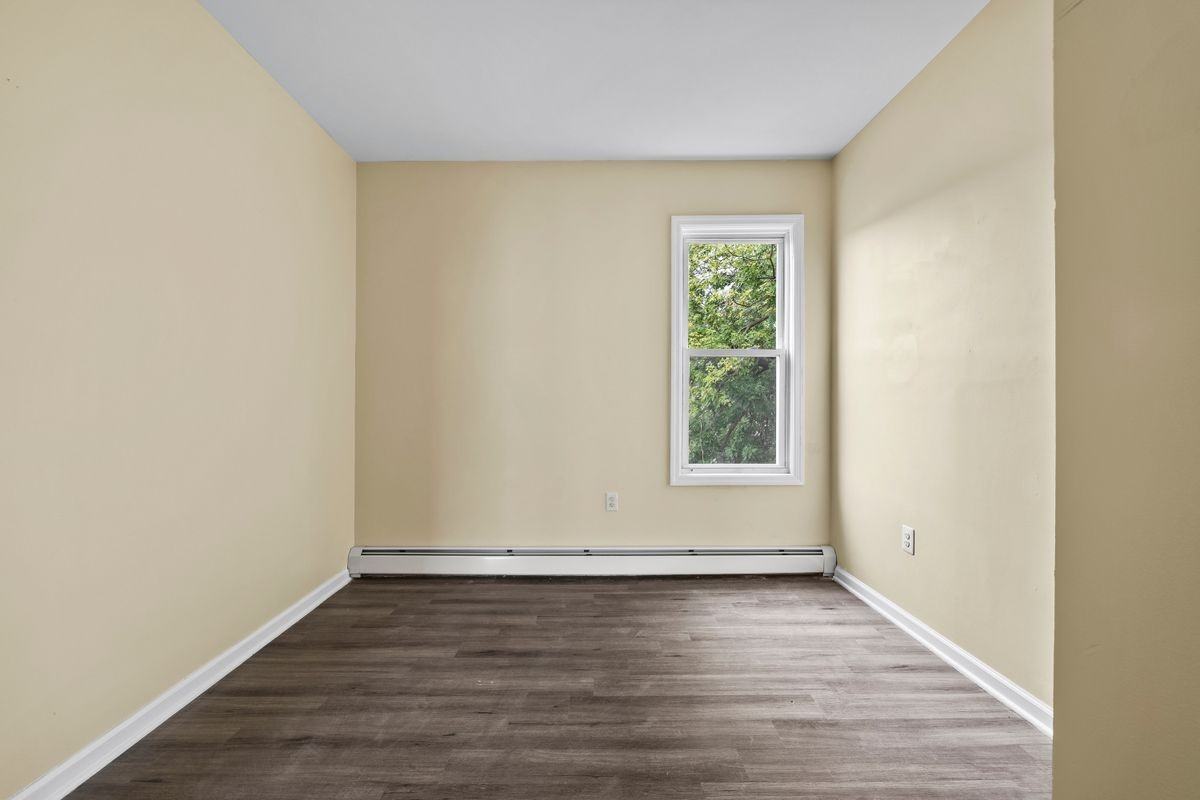 162 Manchester Ave - Photo 5 of 16