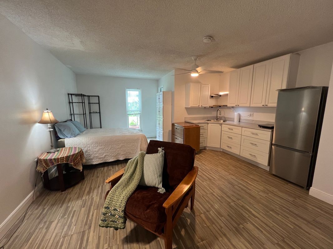 1006 Sw Sultan Dr ##A - Photo 2 of 7