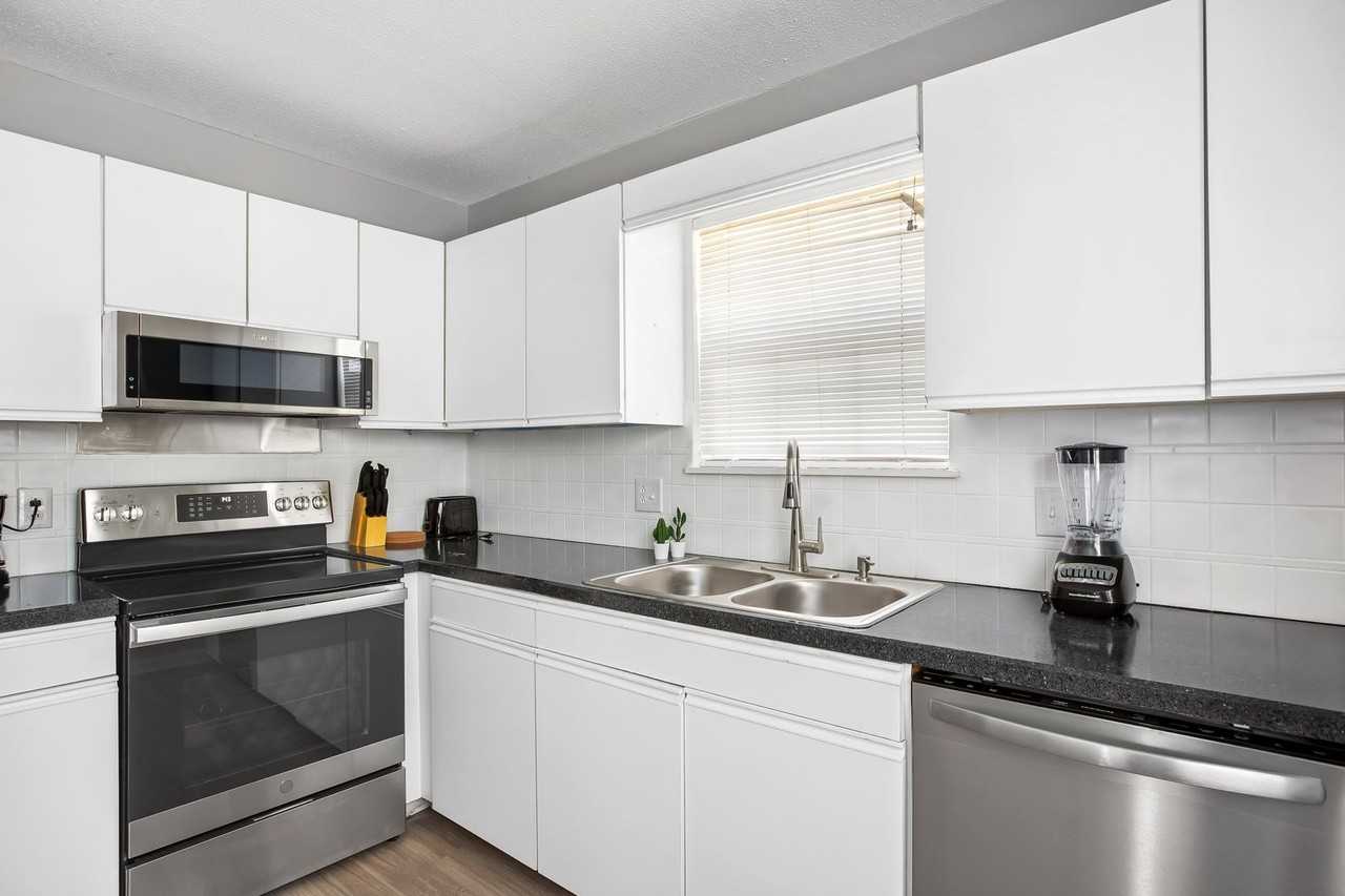 4854 Tiffany Avenue - Photo 7 of 27