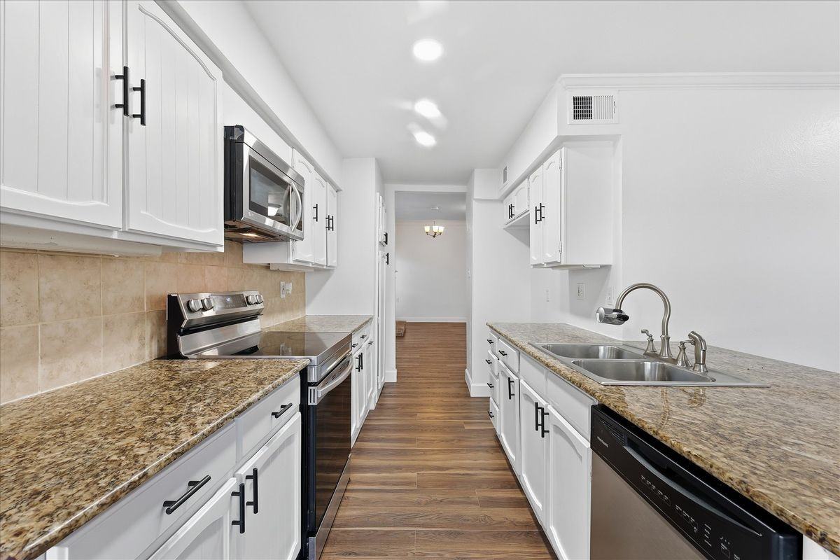 1715 Southampton Dr - Photo 3 of 4