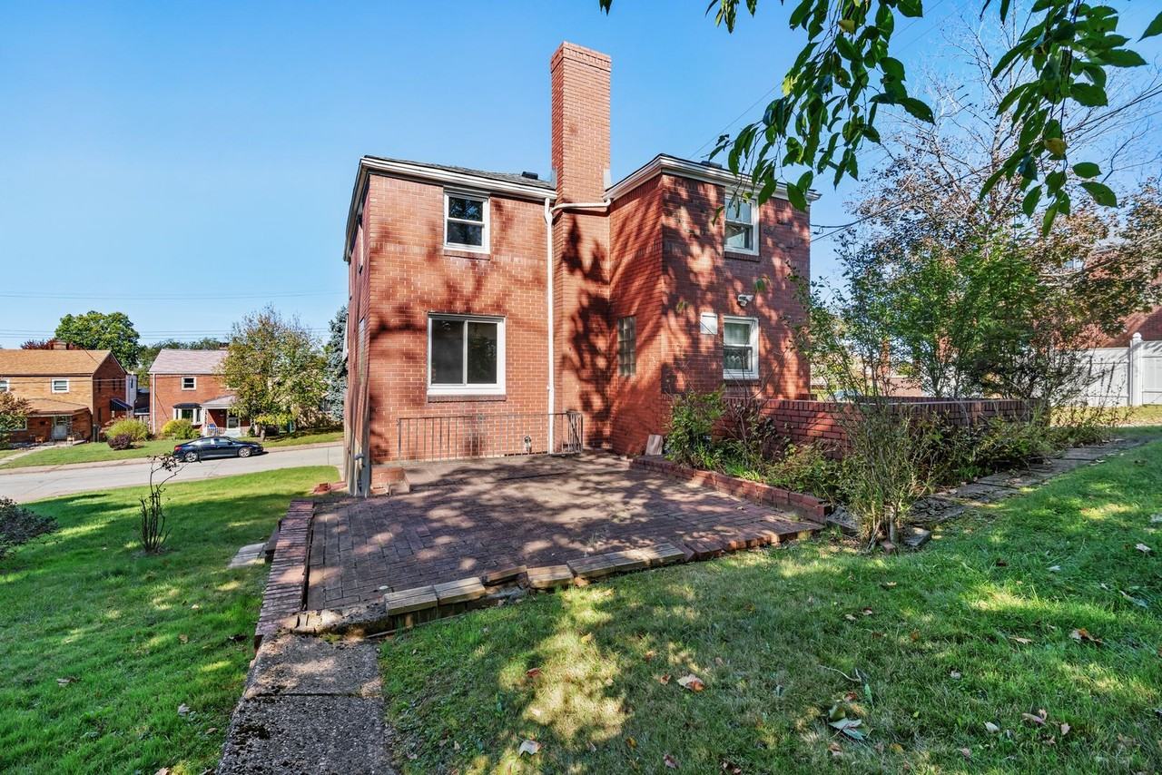 1560 Hawthorne St - Photo 4 of 31