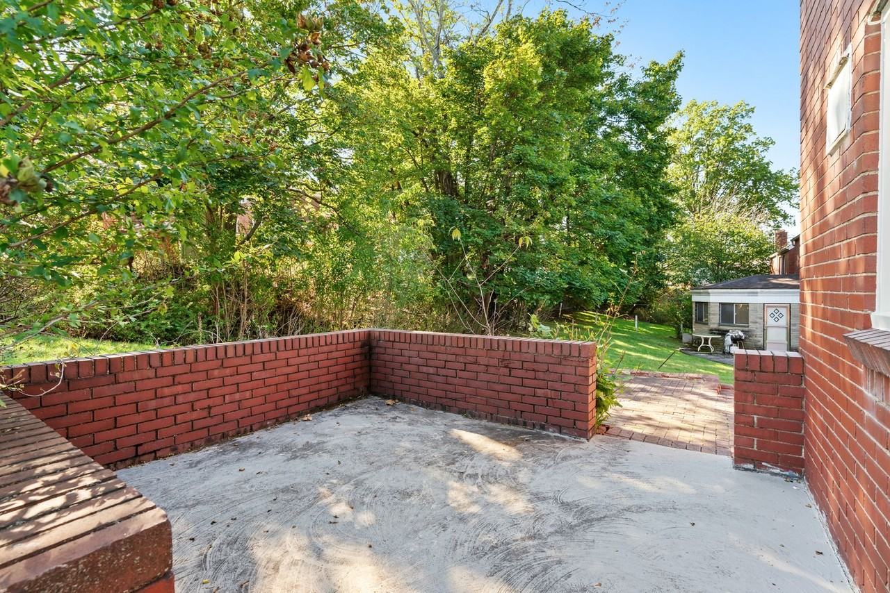 1560 Hawthorne St - Photo 5 of 31