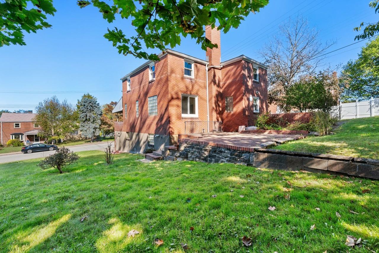 1560 Hawthorne St - Photo 6 of 31