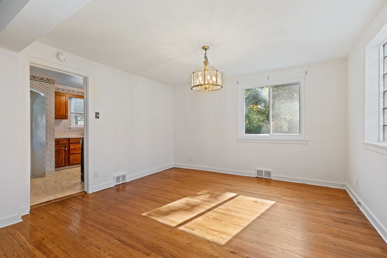 1560 Hawthorne St - Photo 7 of 31