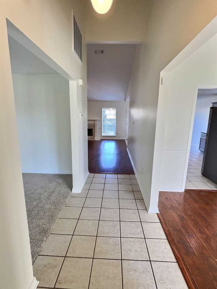 2042 Carolwood Dr - Photo 3 of 30