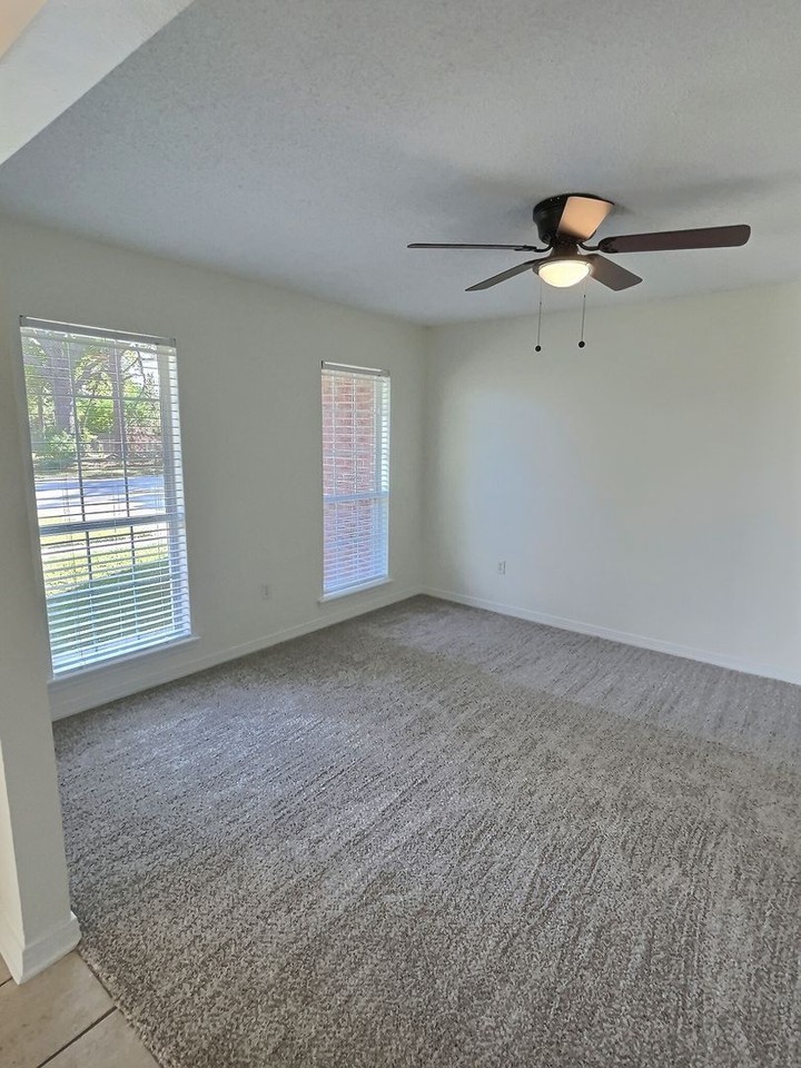 2042 Carolwood Dr - Photo 4 of 30