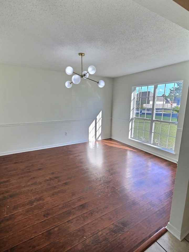 2042 Carolwood Dr - Photo 5 of 30