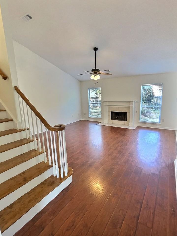 2042 Carolwood Dr - Photo 6 of 30