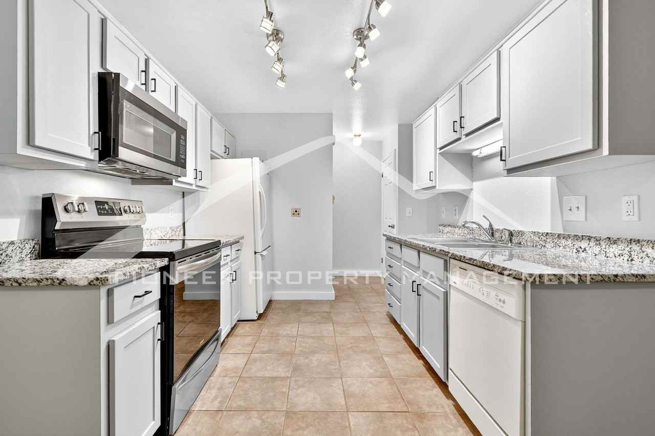 1828 S Ammons St #B - Photo 6 of 26