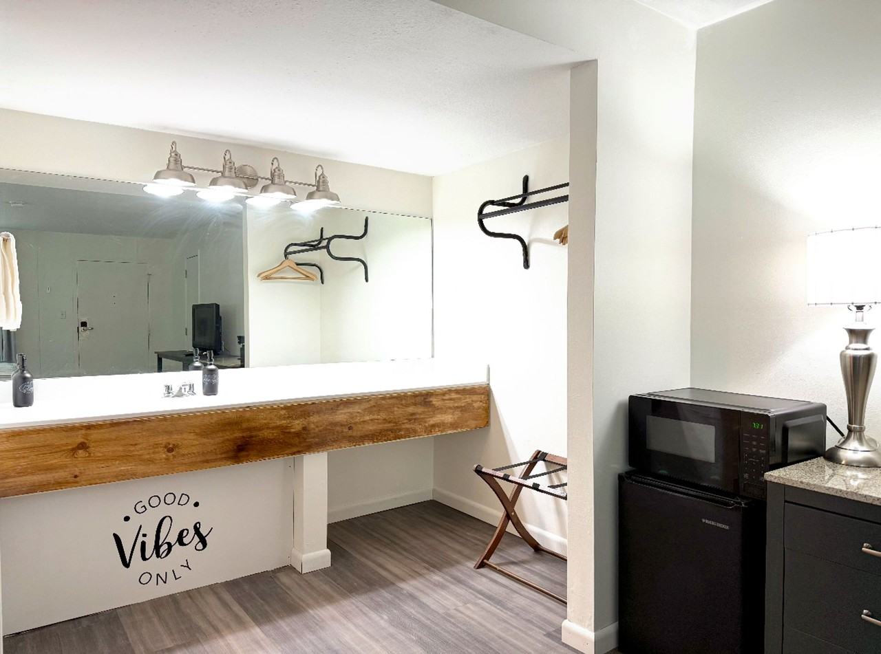 Studios at Eureka - Photo 4 of 5