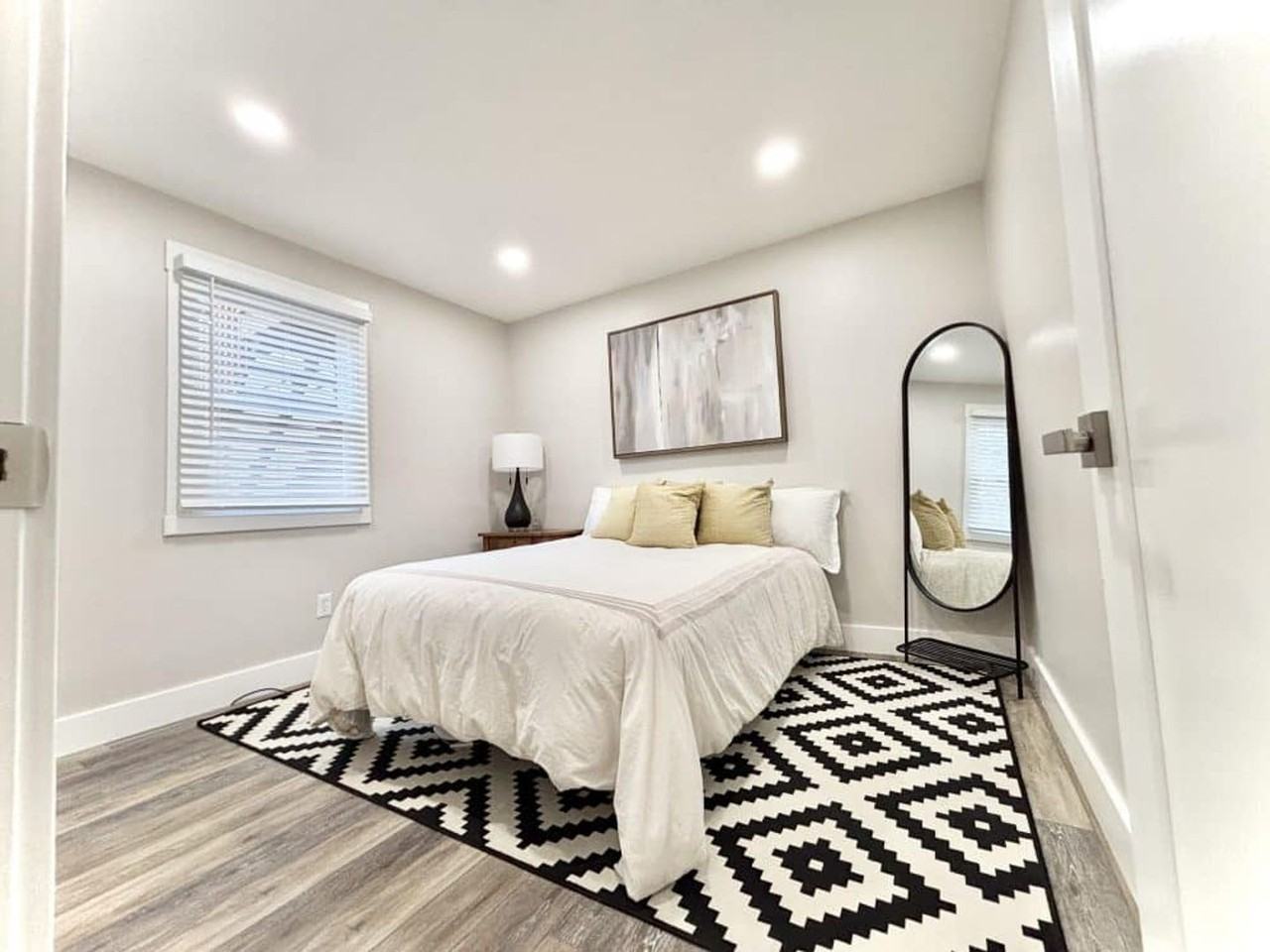 4885 Eisenhower Dr - Photo 4 of 8