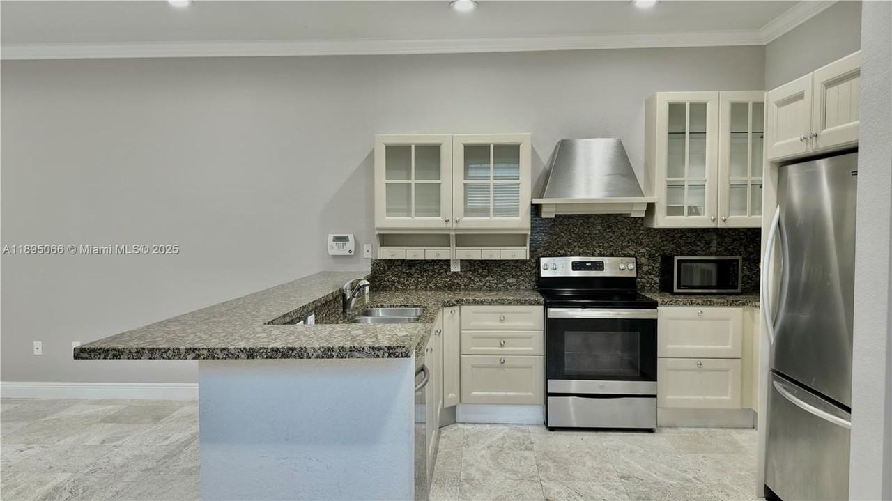 210 Sw 9th St - Photo 2 of 18