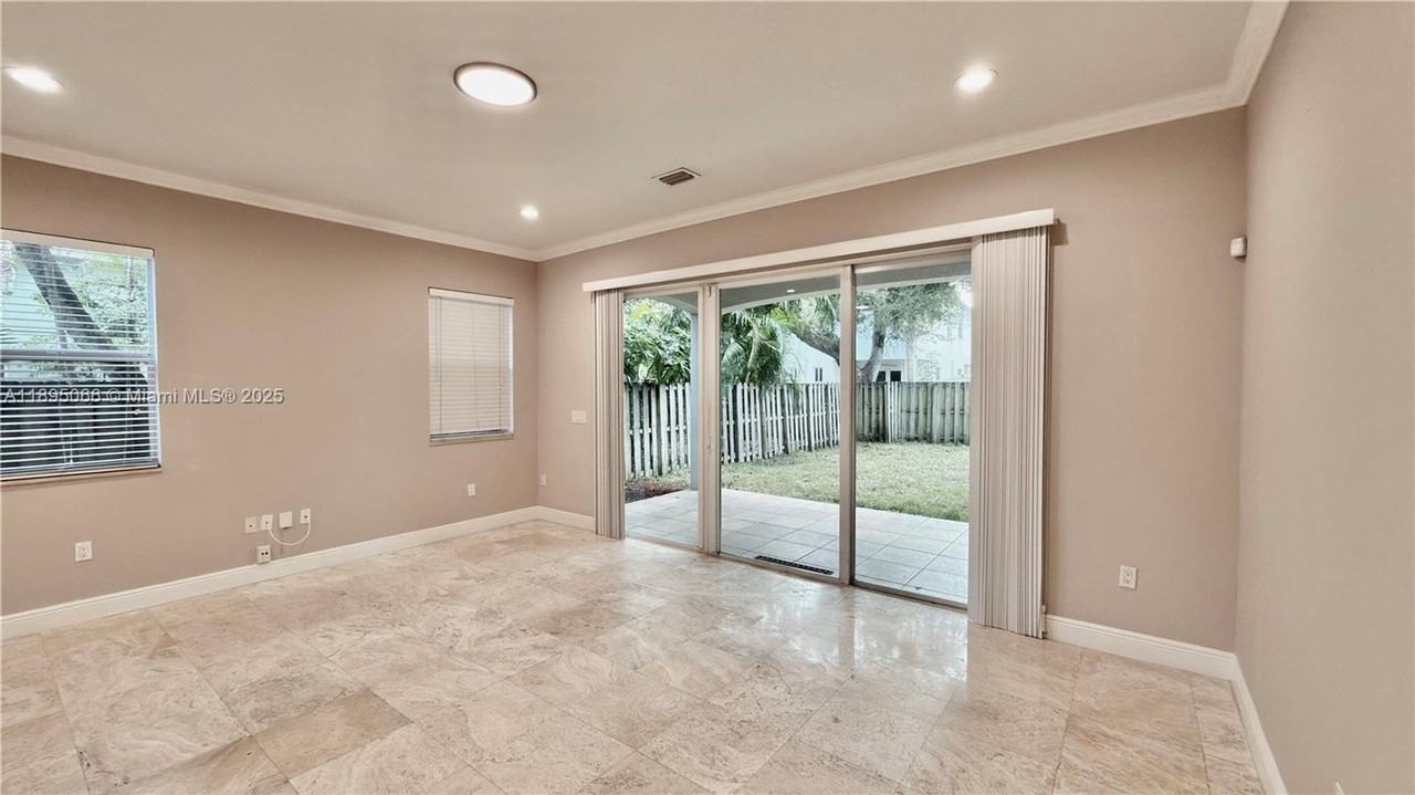 210 Sw 9th St - Photo 4 of 18