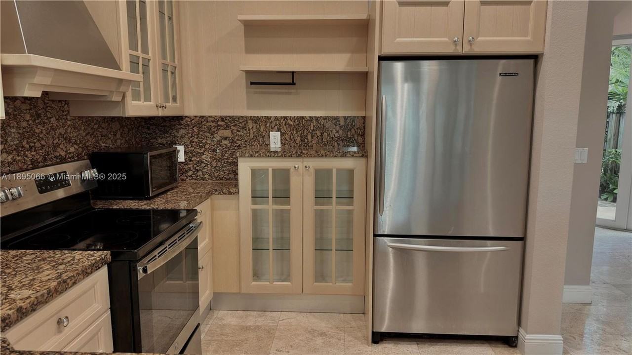 210 Sw 9th St - Photo 5 of 18