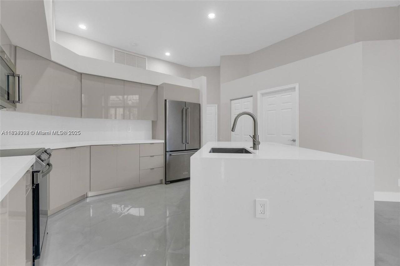 2553 E Bay Dr - Photo 3 of 30