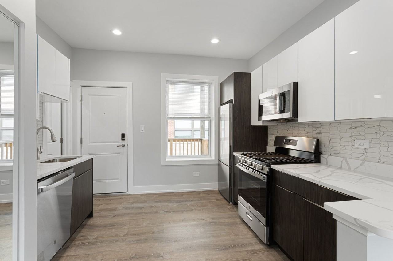 7425 N Clark St #3 - Photo 2 of 15