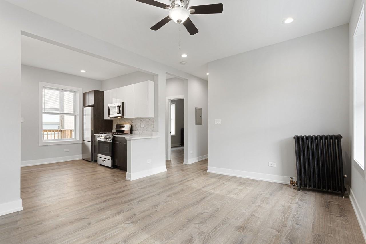 7425 N Clark St #3 - Photo 3 of 15