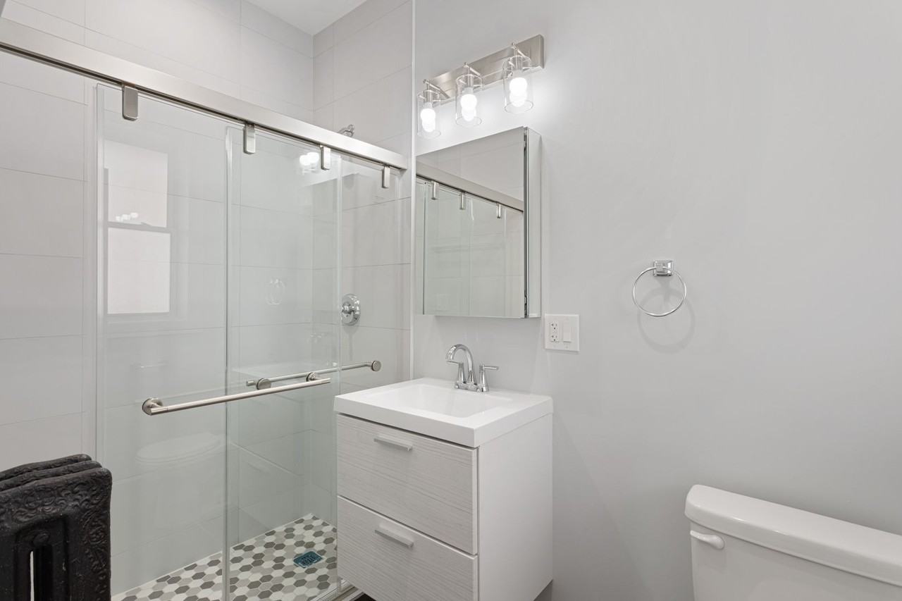 7425 N Clark St #3 - Photo 4 of 15
