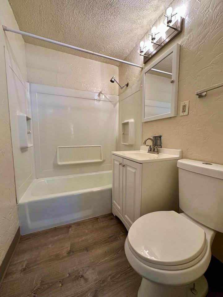 Brett Manor - Photo 4 of 14