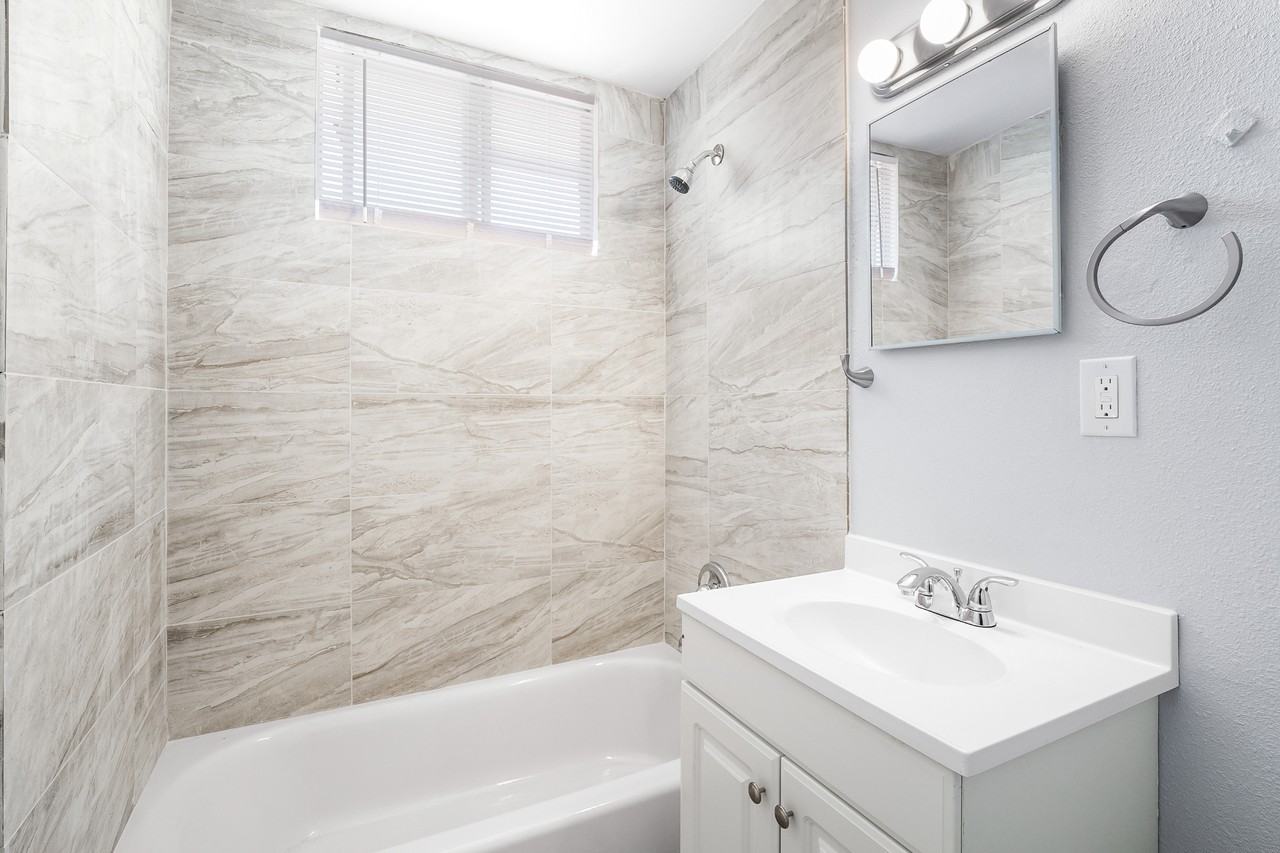 24182 Tamarisk Ave #NA - Photo 2 of 4