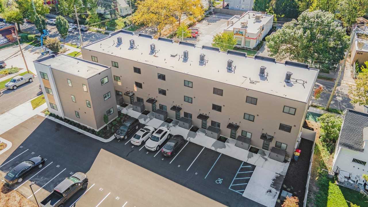 901 Fulton St W - Photo 4 of 30