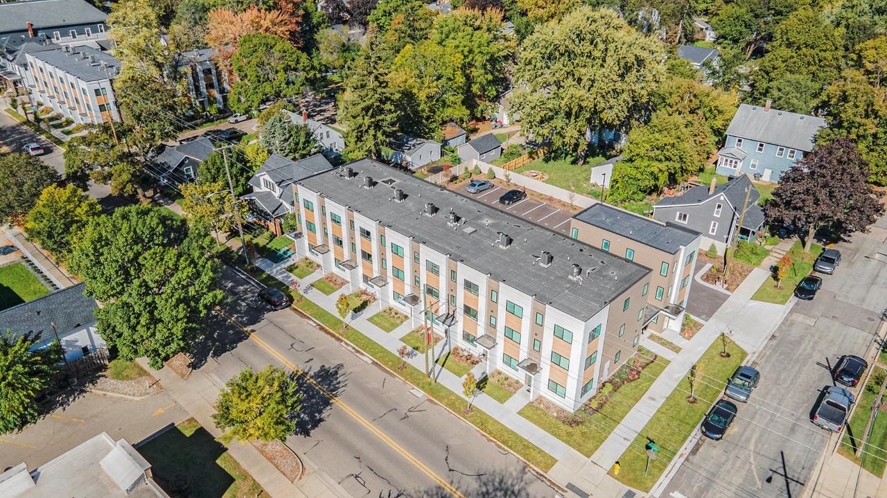 901 Fulton St W - Photo 5 of 30