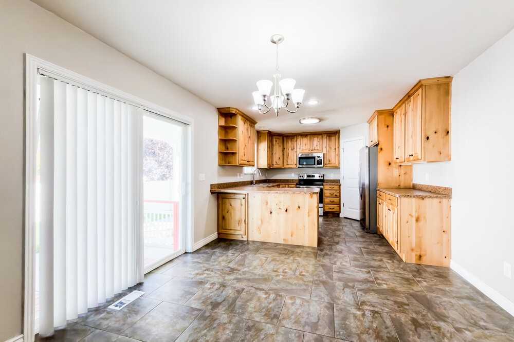 1112 Sw - Photo 3 of 17