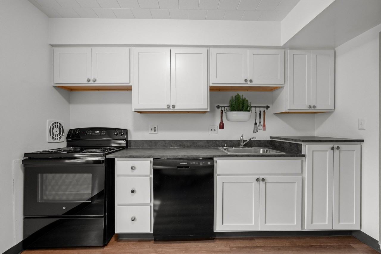 Edgewood Court - Photo 4 of 28