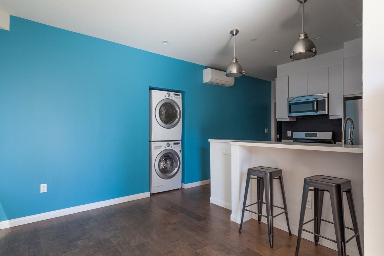 Dee Jay and The Joint - Photo 4 of 11