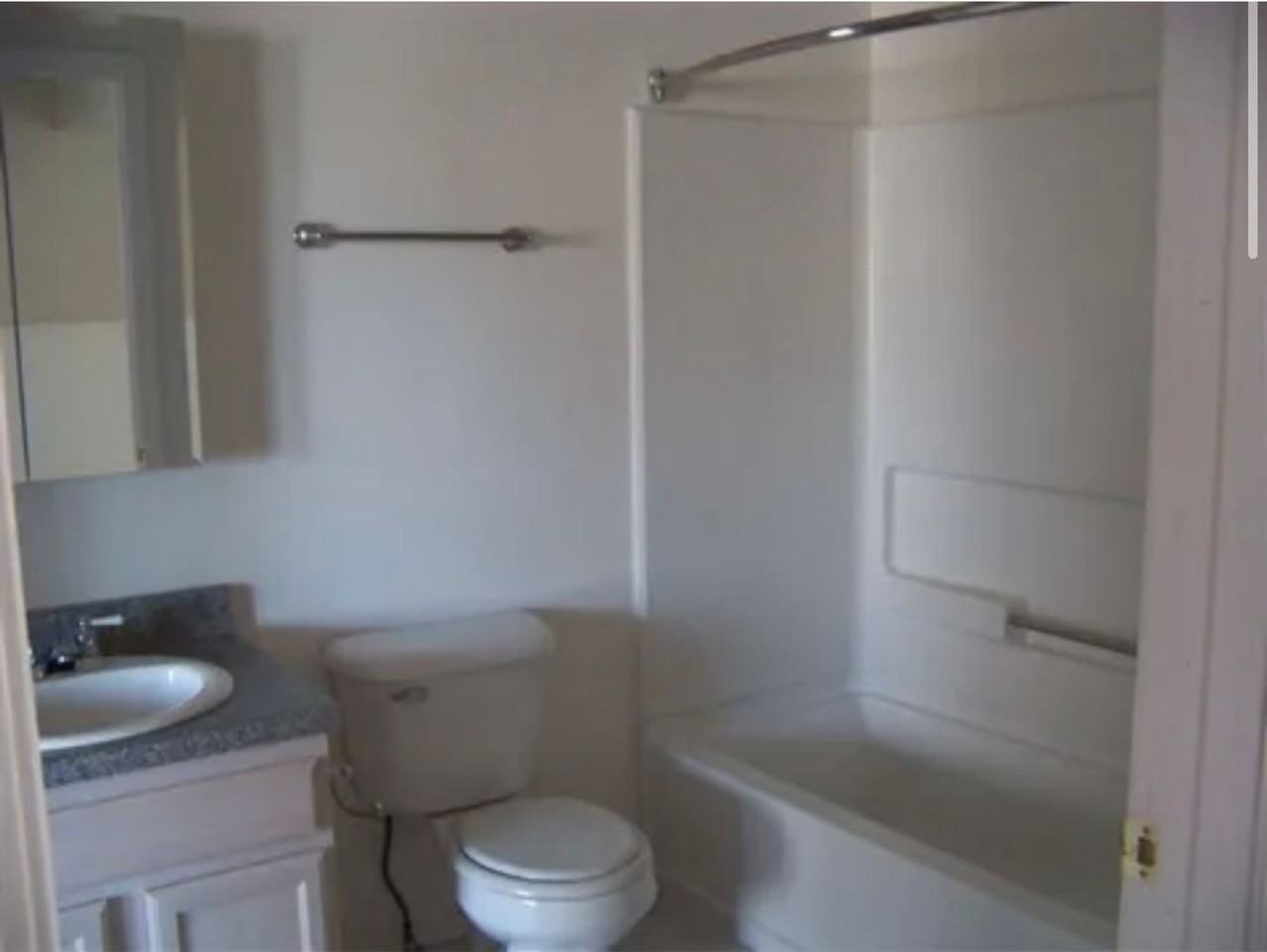 208 S Madison St - Photo 3 of 9