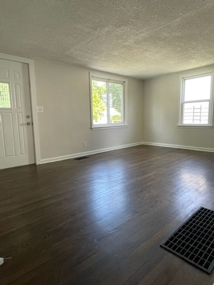 574 N Champion Ave - Photo 2 of 9