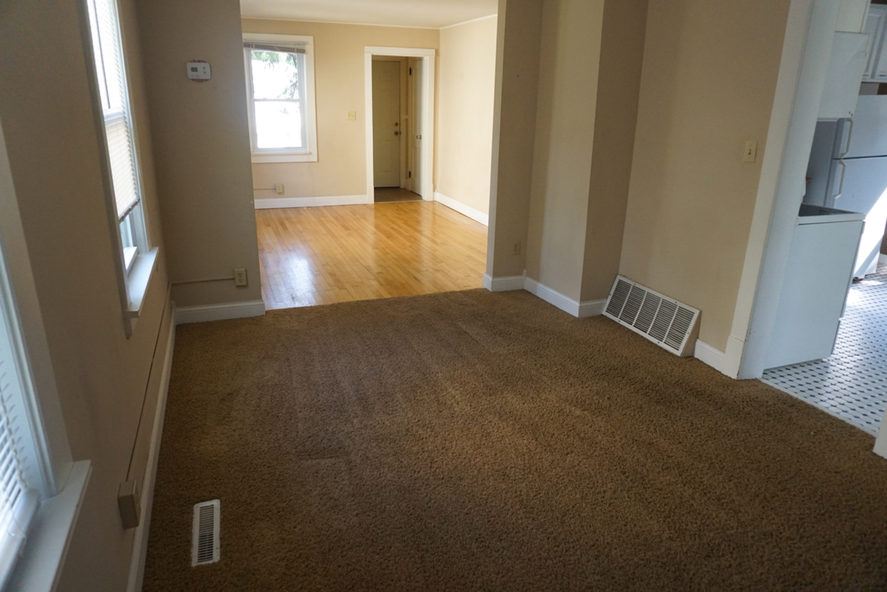 939 Weeks Ave Se - Photo 3 of 8