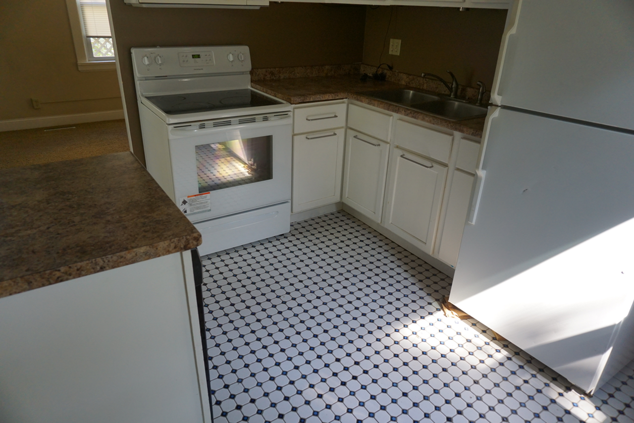 939 Weeks Ave Se - Photo 2 of 8